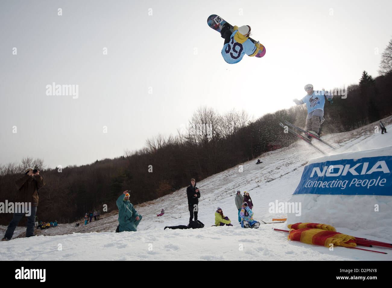 VALCA, Slovaquie - 13 février : saut de Klaudia Medlova à Nokia Freestyle Tour 2011, le 13 février 2011 à Valca, Slovaquie Banque D'Images