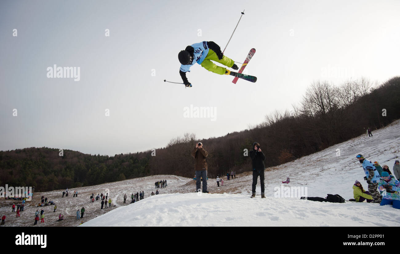 VALCA, Slovaquie - 13 février : saut de Peter Dikos à Nokia Freestyle Tour 2011, le 13 février 2011 à Valca, Slovaquie Banque D'Images