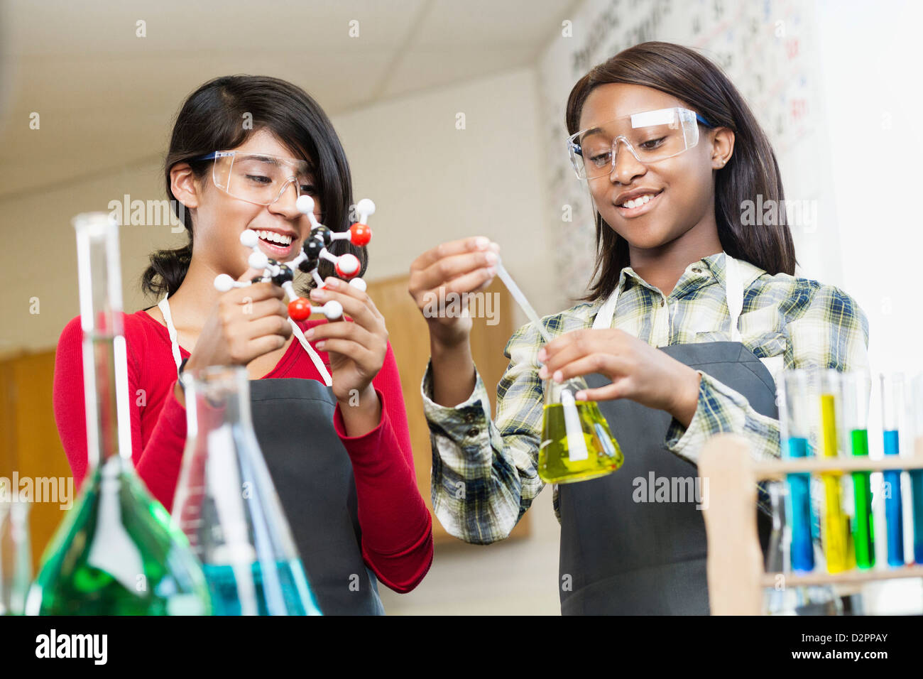 Les étudiants qui travaillent avec des produits chimiques en classe Banque D'Images