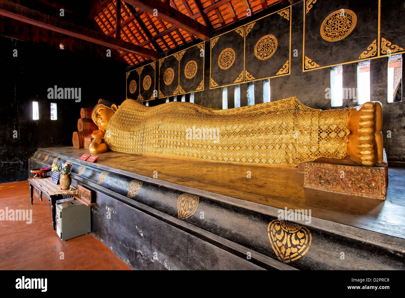 Bouddha couché du Wat Chedi Luang Stupa 'big' / / Chiang Mai Thaïlande Banque D'Images