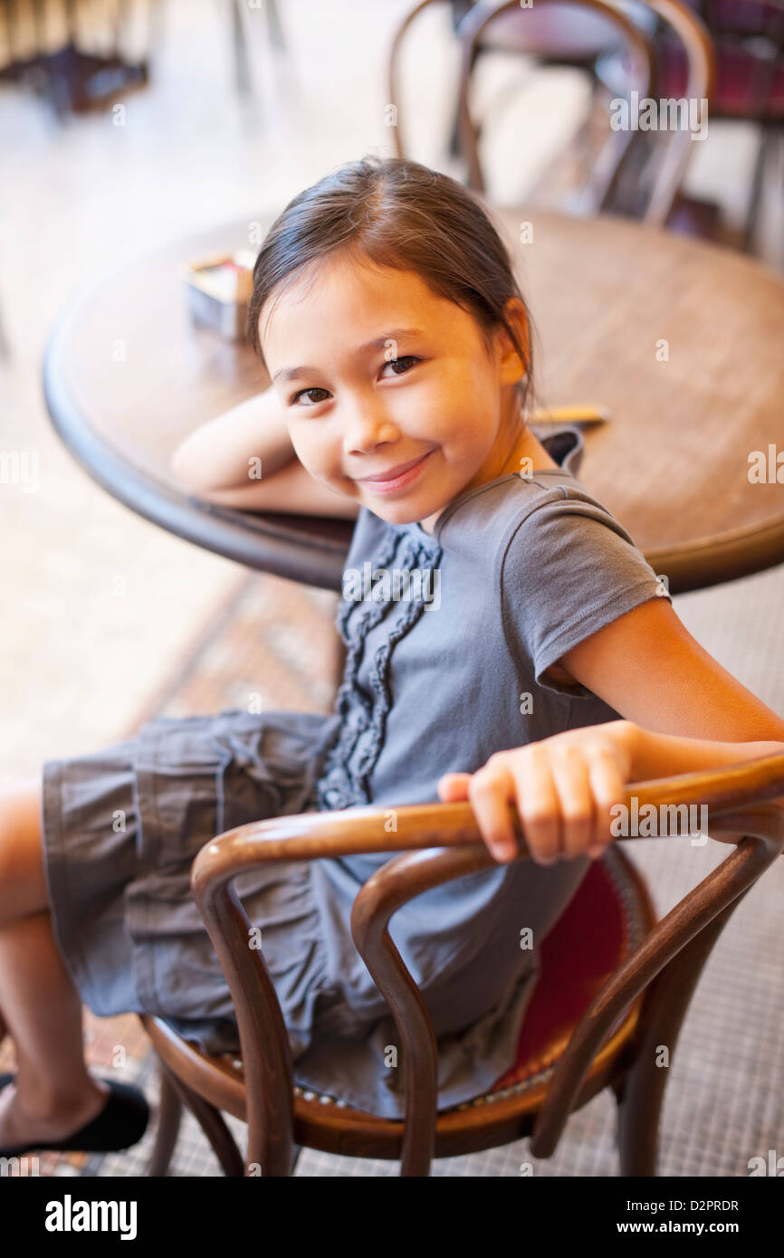 Asian girl sitting in cafe Banque D'Images