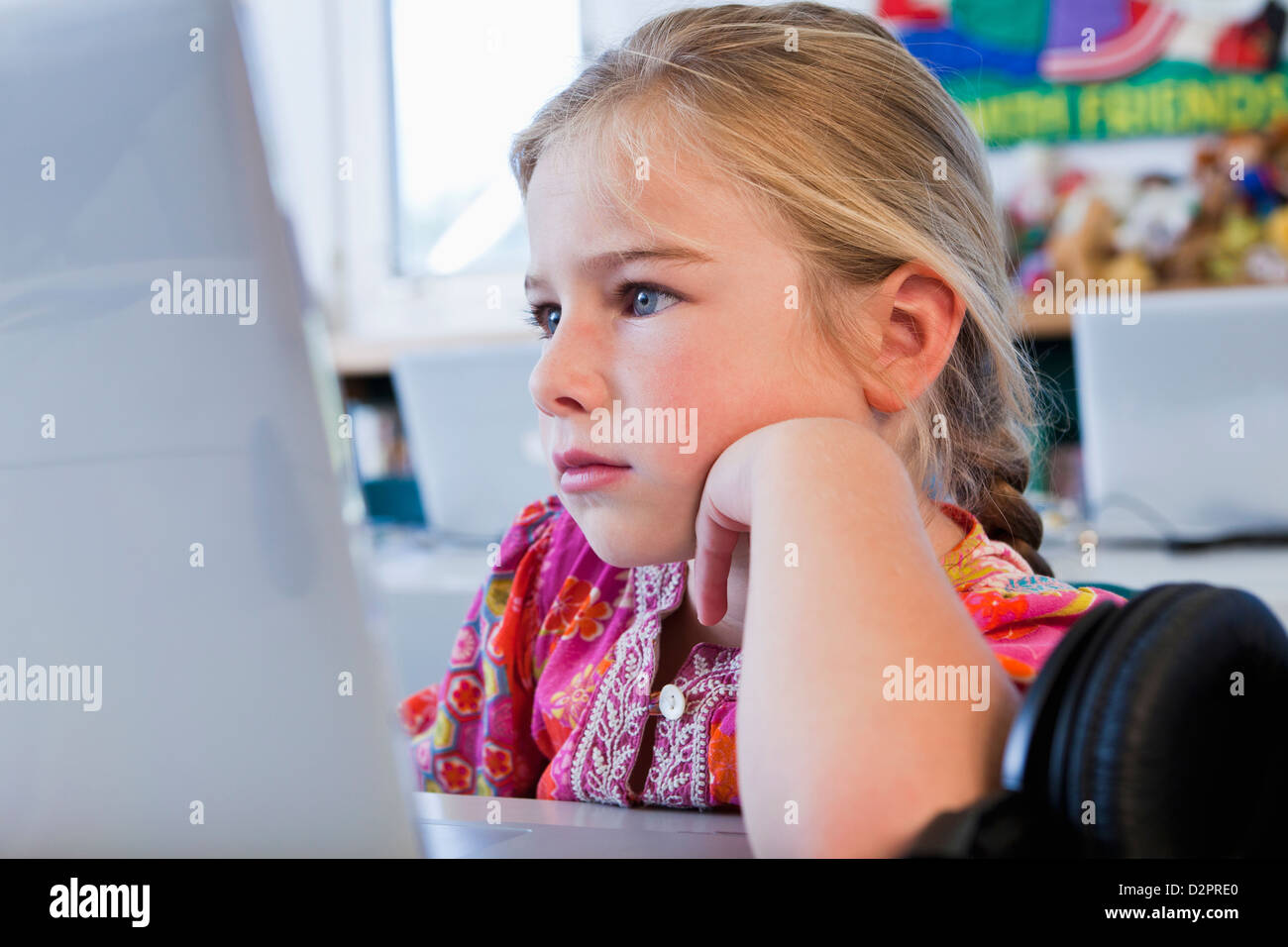 Caucasian girl using computer Banque D'Images