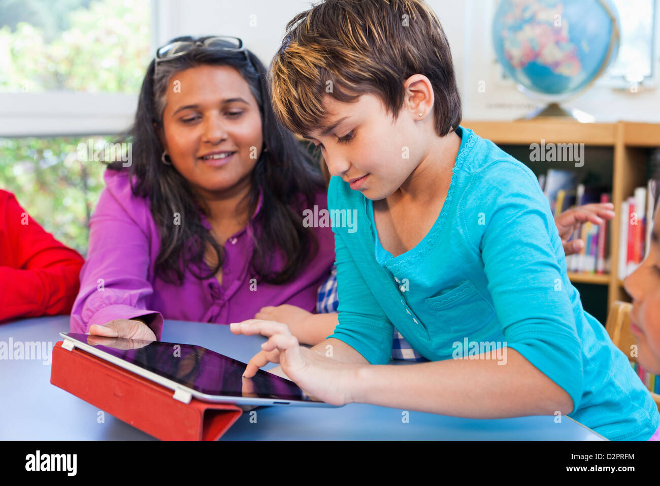 L'enseignant et l'élève à l'aide de digital tablet in classroom Banque D'Images