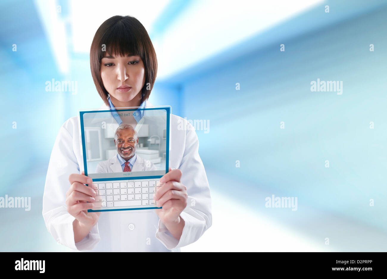 Mixed Race doctor using digital tablet Banque D'Images