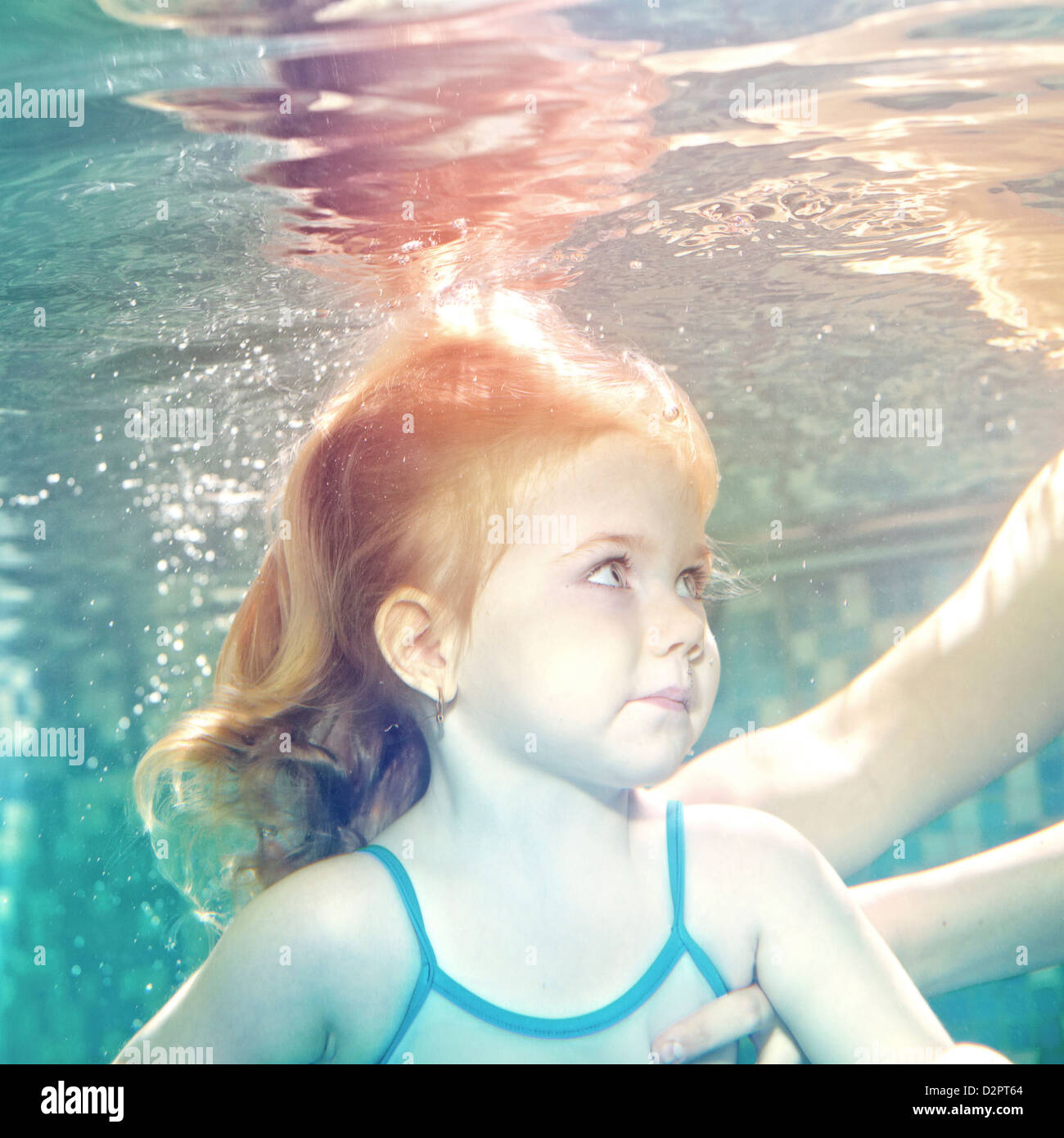 Caucasian girl swimming under water Banque D'Images