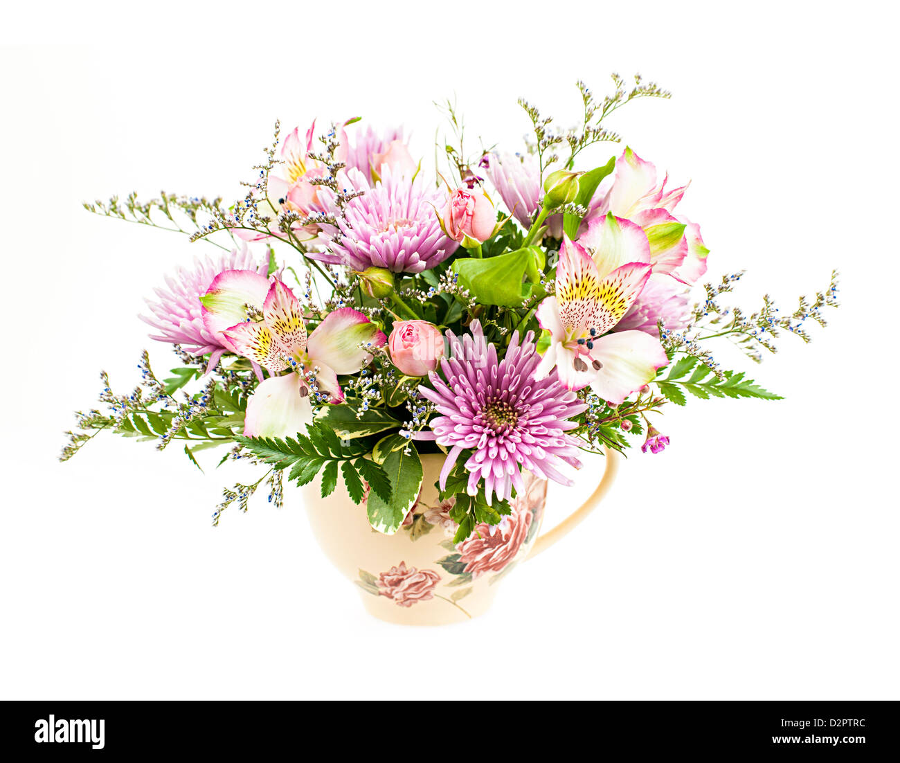 Bouquet de fleurs multicolores disposés en petit vase isolé sur fond blanc Banque D'Images