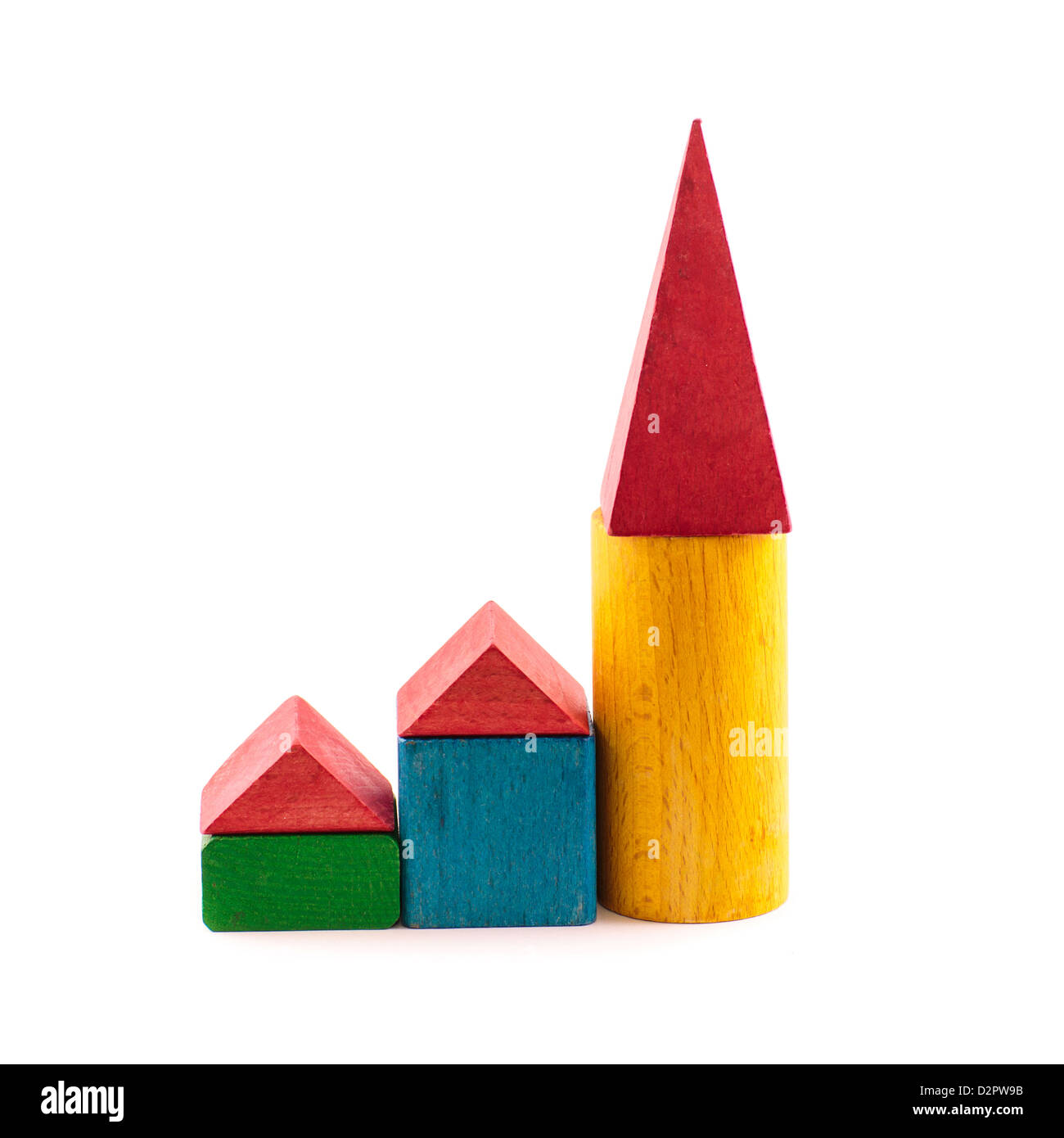 Maison en bois jouet en blockes isolé sur fond blanc. Bâtiment, construction concept. Banque D'Images