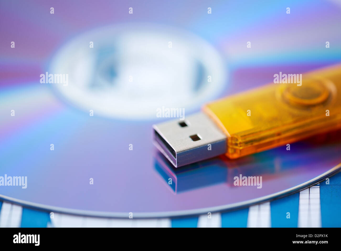 Close-up d'un disque cd d'être remplacé par un USB-CONDUCTEUR Banque D'Images