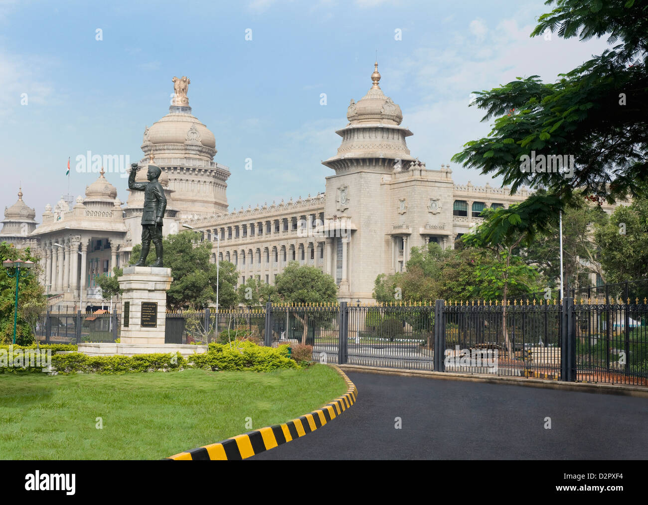 Statue de Subhas Chandra Bose en face d'un bâtiment gouvernemental, Vidhana Soudha, Bangalore, Karnataka, Inde Banque D'Images