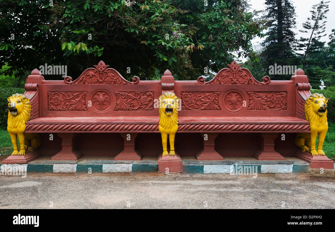 Banc dans un jardin botanique, le Jardin botanique de Lal Bagh, Bangalore, Karnataka, Inde Banque D'Images
