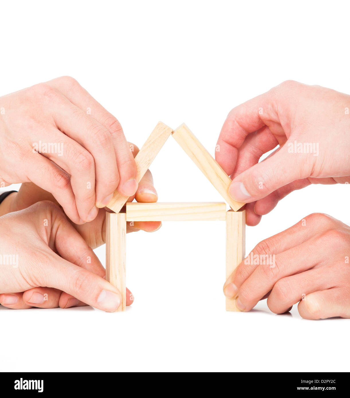 Cinq businessman's hand bâtiment maison par bloc en bois Banque D'Images