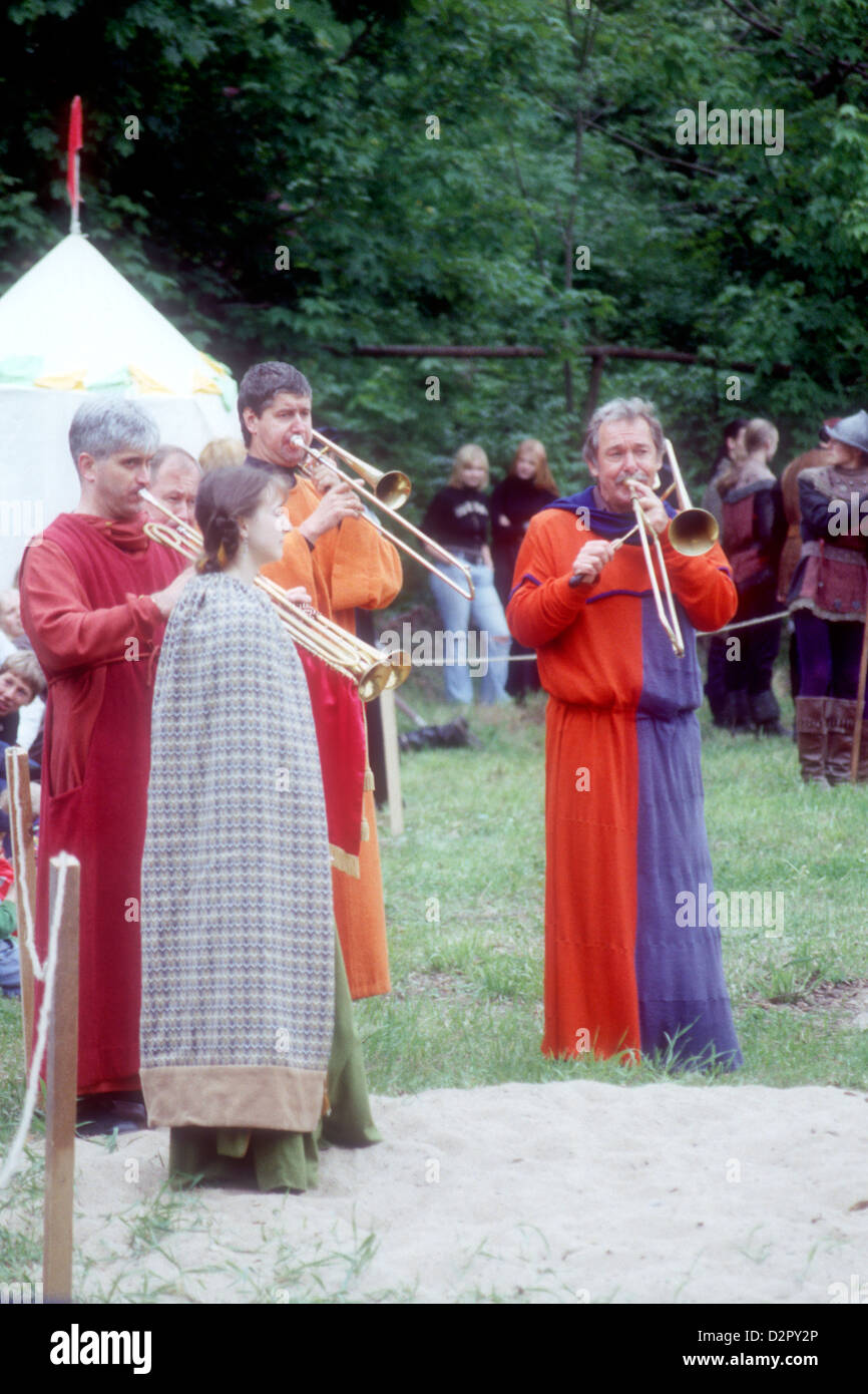 Jazz Band en costumes médiévaux de la vieille ville jours festival à Tallinn, Estonie. Banque D'Images