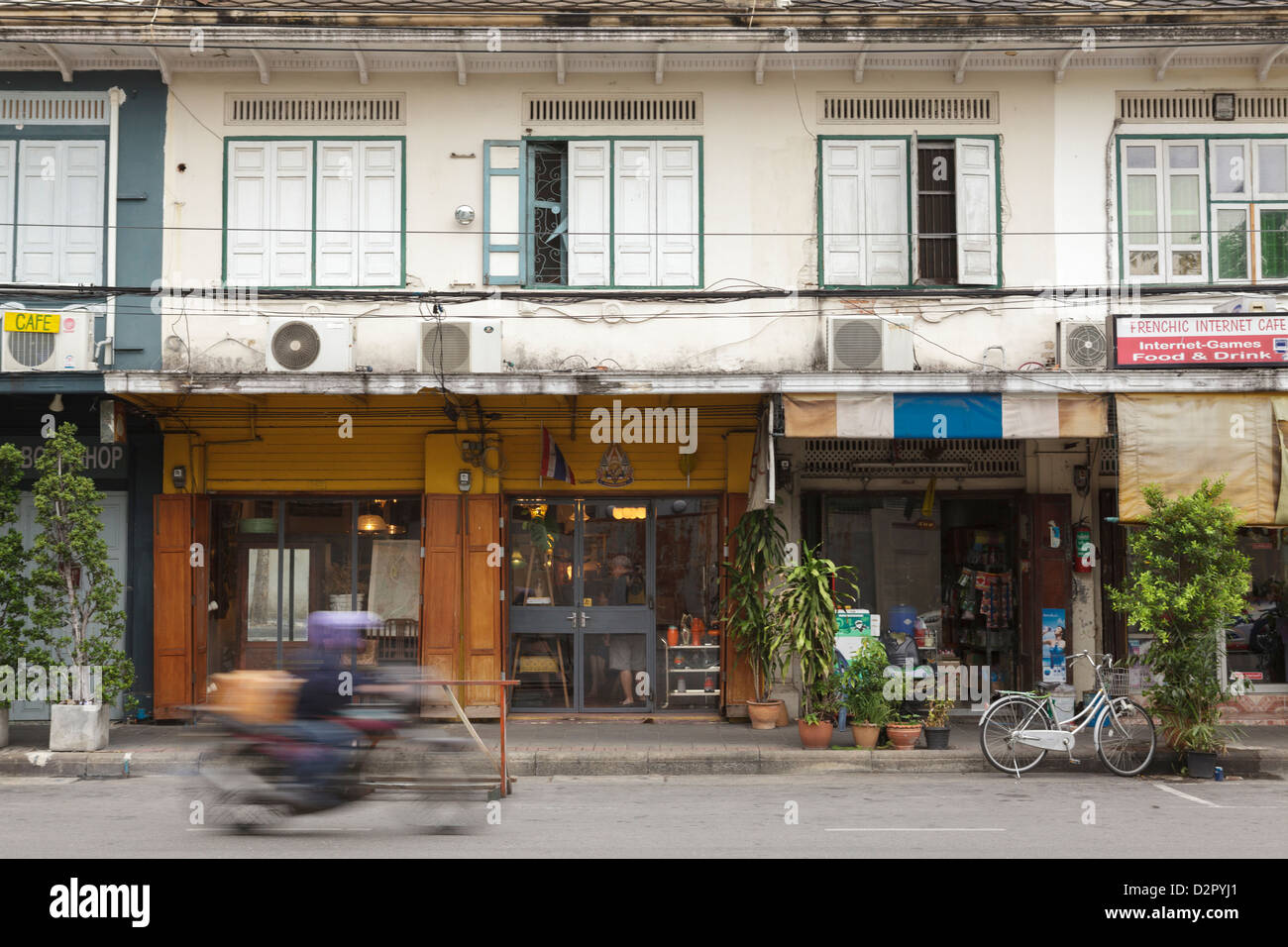 Balades en moto passé une boutique en avant, Rattanakosin Bangkok, Thaïlande, Asie du Sud-Est, Asie Banque D'Images