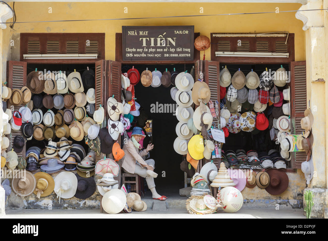 Un chapeau boutique du vendeur, avant de la vieille ville d'Hoi An, Hoi An, Vietnam, Indochine, Asie du Sud-Est, l'Asie Banque D'Images