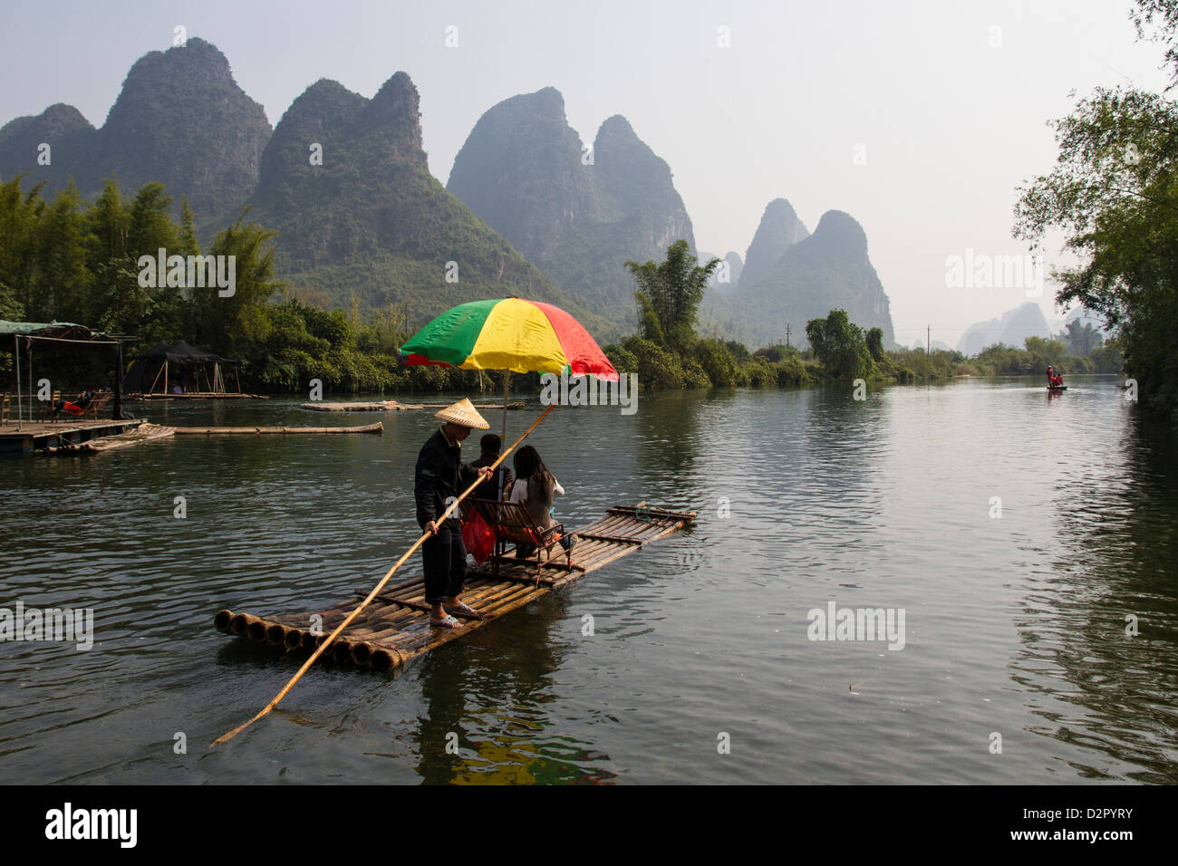 Rafting sur la rivière Yulong, Yangshuo, Guangxi, China, Asia Banque D'Images