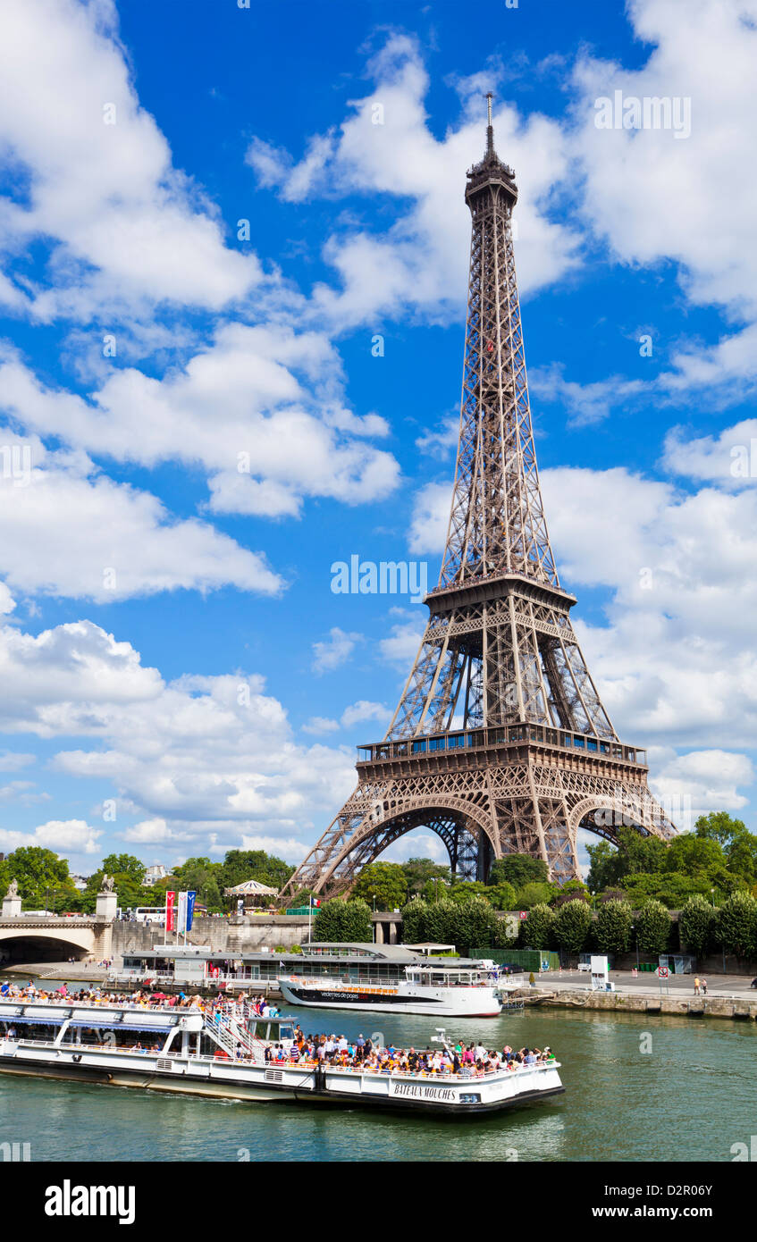 Bateau Bateaux Mouches sur la Seine en passant la Tour Eiffel, Paris, France, Europe Banque D'Images