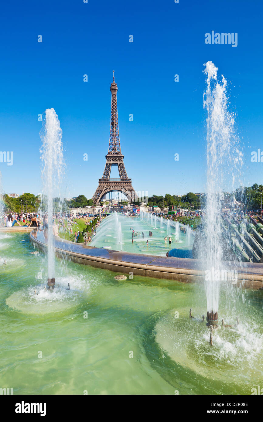 La Tour Eiffel et le Trocadéro Fontaines, Paris, France, Europe Banque D'Images