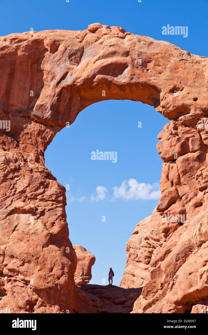 Les randonneur dans Arch Tourelle, Arches National Park, près de Moab, Utah, États-Unis d'Amérique, Amérique du Nord Banque D'Images