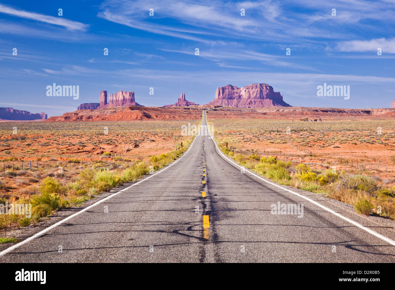 L'autoroute 163, route vide, Monument Valley, Utah, États-Unis d'Amérique, Amérique du Nord Banque D'Images