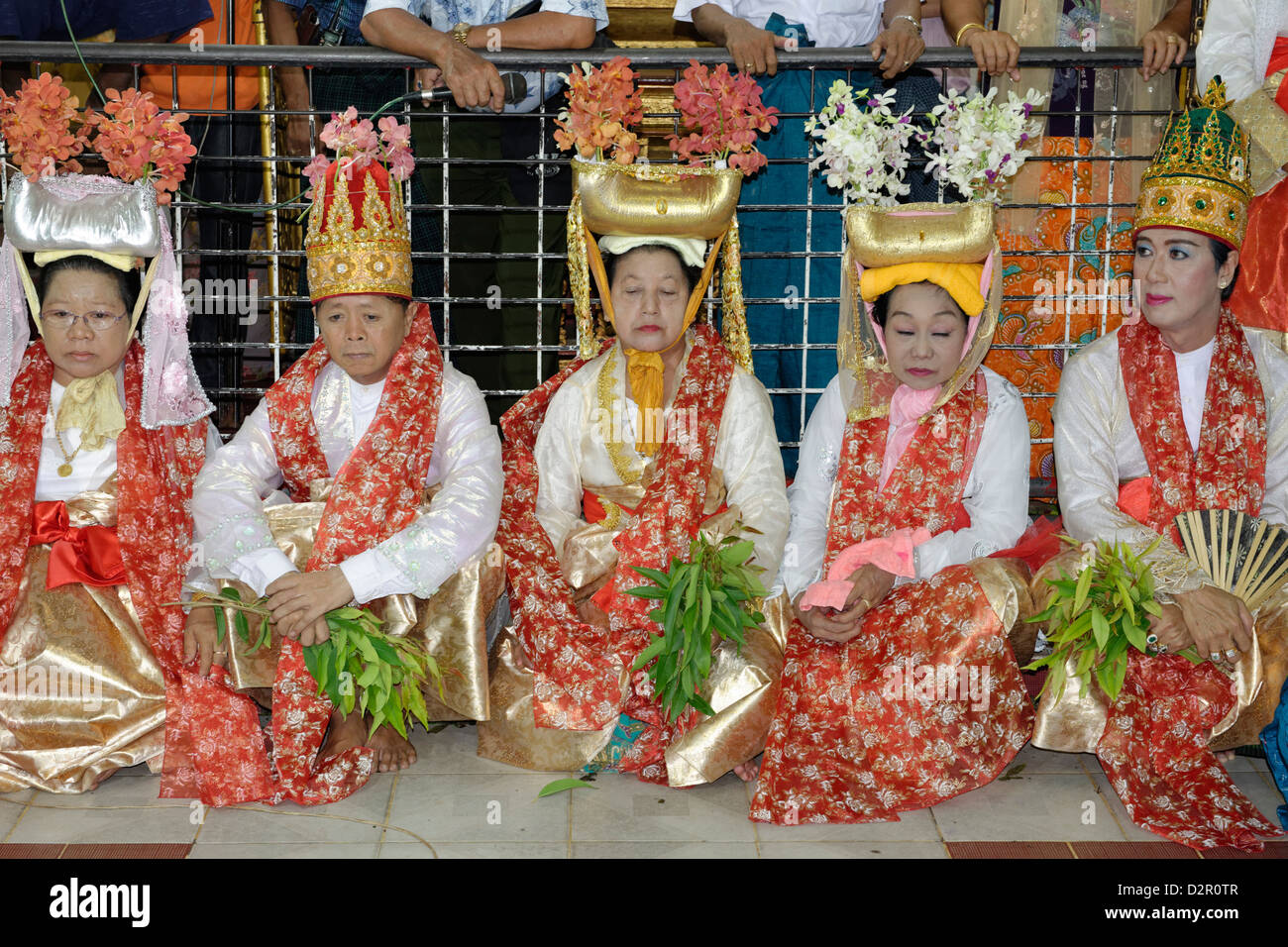 Les reines et les ministres dans le plus grand festival de Nat rituel (Spiritueux) à Taungbyon, Mandalay Division, Myanmar Banque D'Images