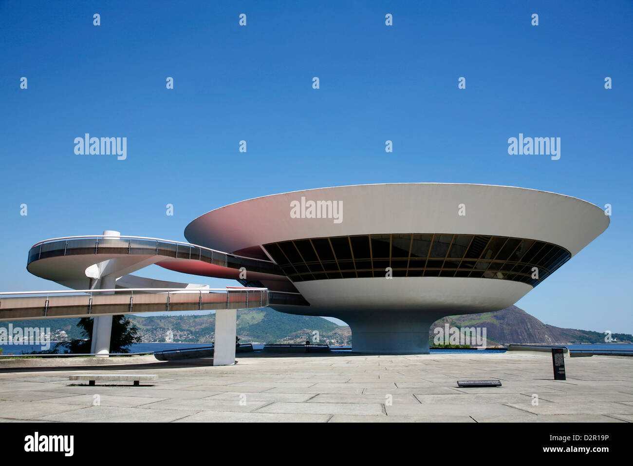Museu do Arte Contemporanea (Musée d'Art Contemporain), l'architecte Oscar Niemeyer, Niteroi, Rio de Janeiro, Brésil Banque D'Images
