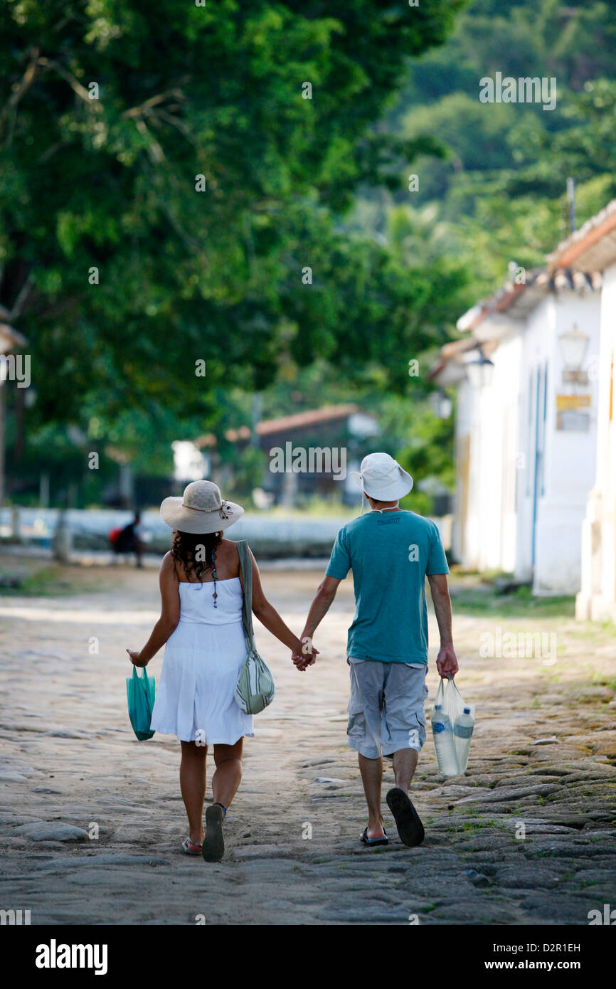 Couple en train de marcher dans la partie historique Parati, l'État de Rio de Janeiro, Brésil, Amérique du Sud Banque D'Images