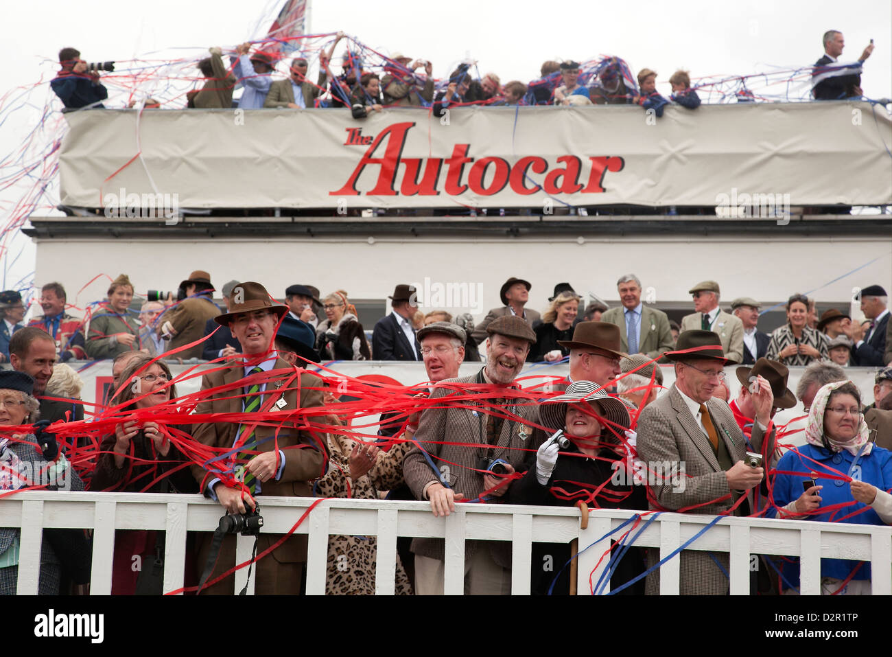 Foule de spectateurs au Goodwood Revival meeting de course automobile Banque D'Images