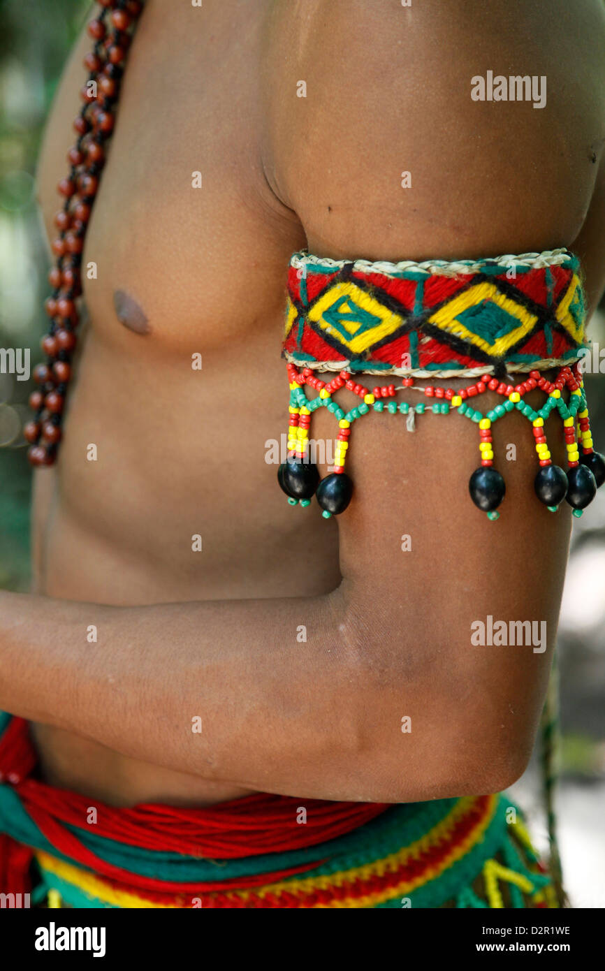 Détail du costume des Indiens pataxó au Reserva Indigena da Jaqueira près de Porto Seguro, Bahia, Brésil Banque D'Images