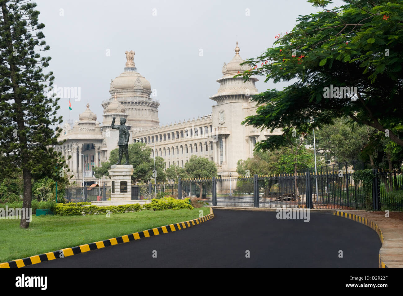 Statue de Subhas Chandra Bose en face d'un bâtiment gouvernemental, Vidhana Soudha, Bangalore, Karnataka, Inde Banque D'Images