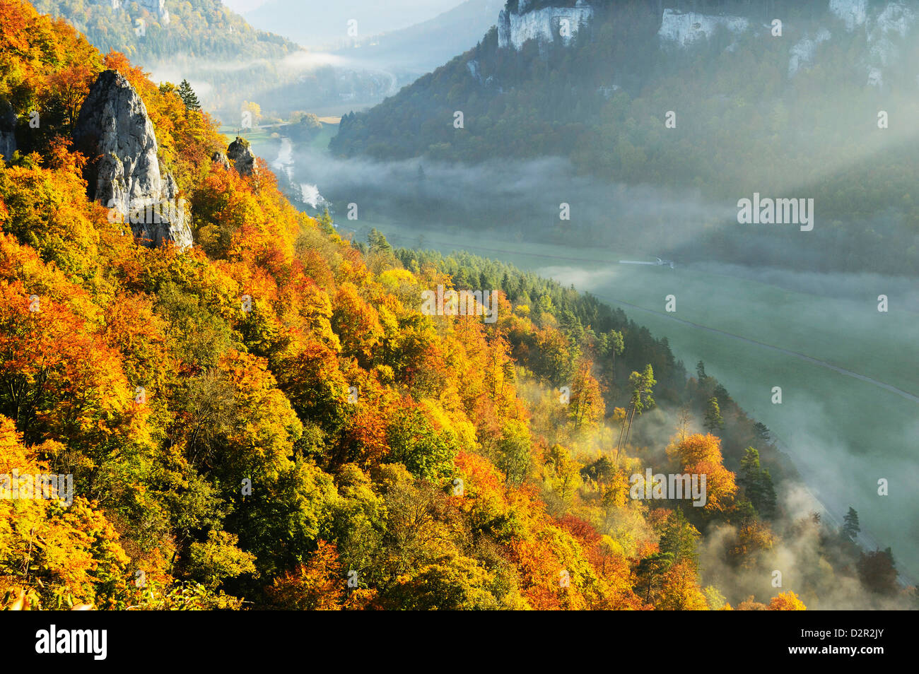 Vue depuis du Eichfelsen Donautal (vallée du Danube), près de Beuron, Baden-Wurttemberg, Germany, Europe Banque D'Images