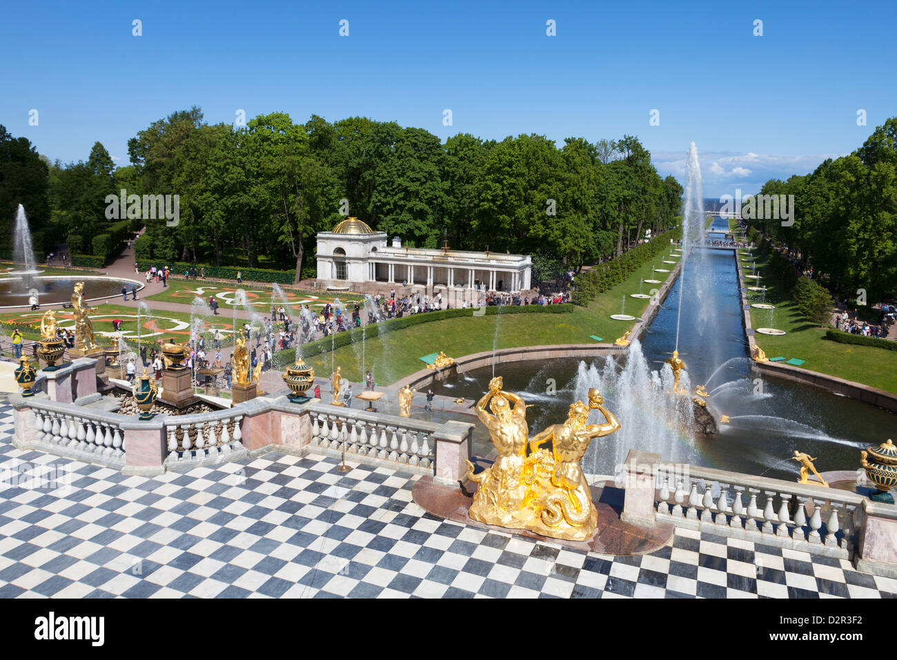 Statues en or et des fontaines de la Grande Cascade à Peterhof Palace avec le canal maritime, Saint-Pétersbourg, Russie, Europe Banque D'Images