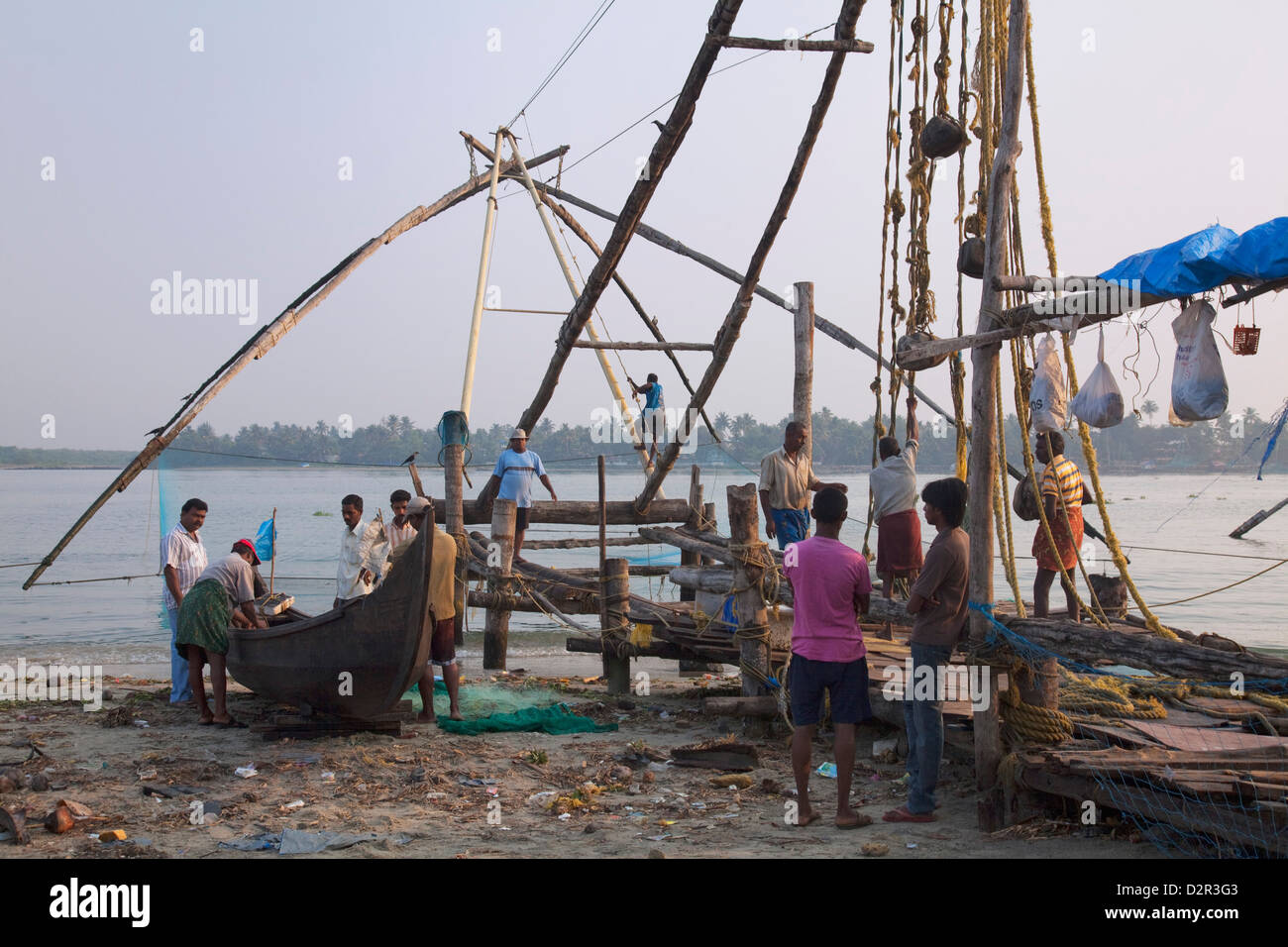 Les pêcheurs préparer bateau traditionnel et filet de pêche chinois en face de l'eau à Kochi (Cochin), Kerala, Inde, Asie Banque D'Images
