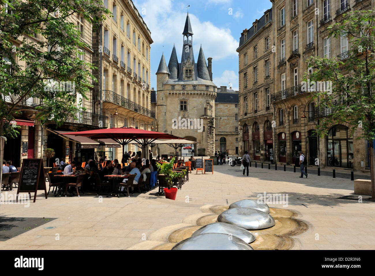 Vue de la Porte Cailhau à partir de la Place du Palais, Bordeaux, UNESCO World Heritage Site, Gironde, Aquitaine, France, Europe Banque D'Images