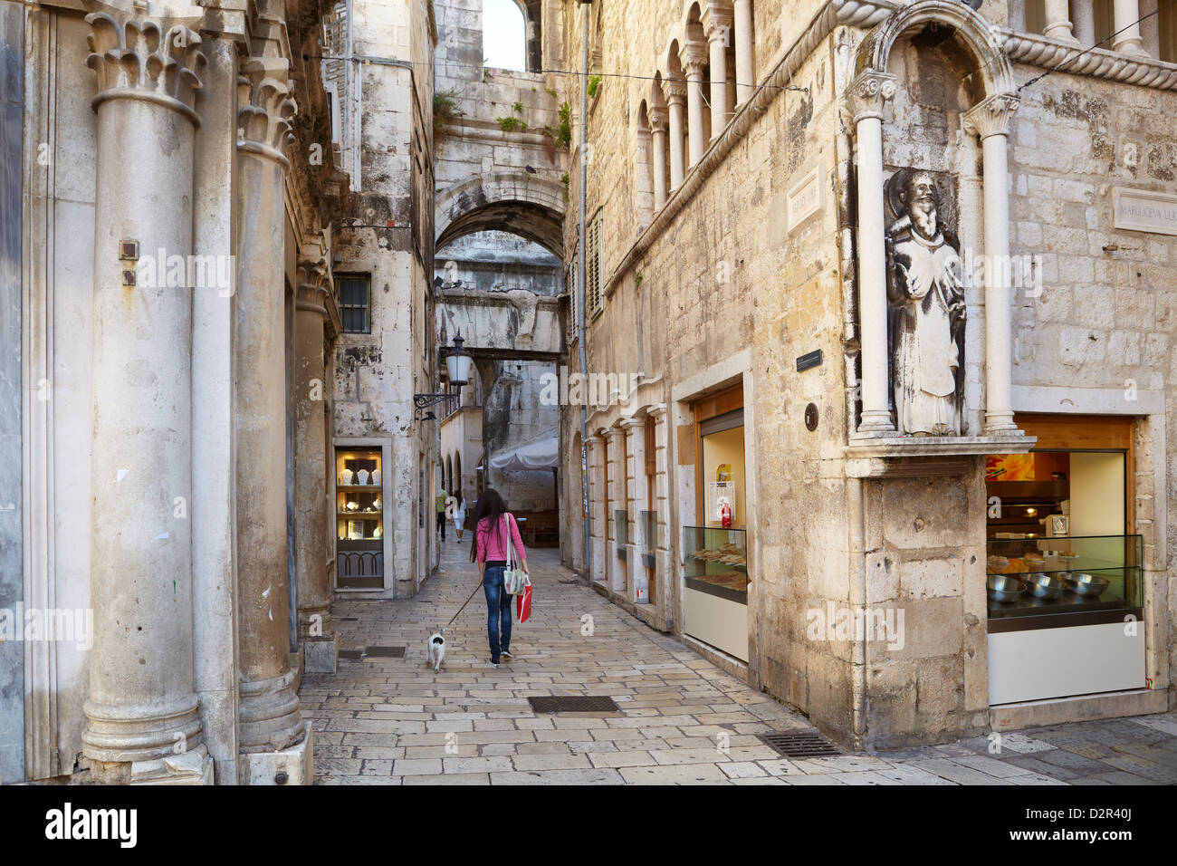 Split, Croatie, petite rue de la vieille ville de Split, Dalmatie destination en Croatie Banque D'Images