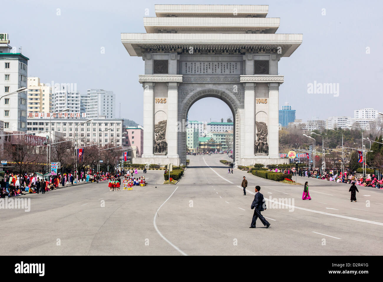 Célébrations à l'avant de l'Arc de Triomphe, 100e anniversaire de la naissance du Président Kim Il Sung, Pyongyang, Corée du Nord Banque D'Images