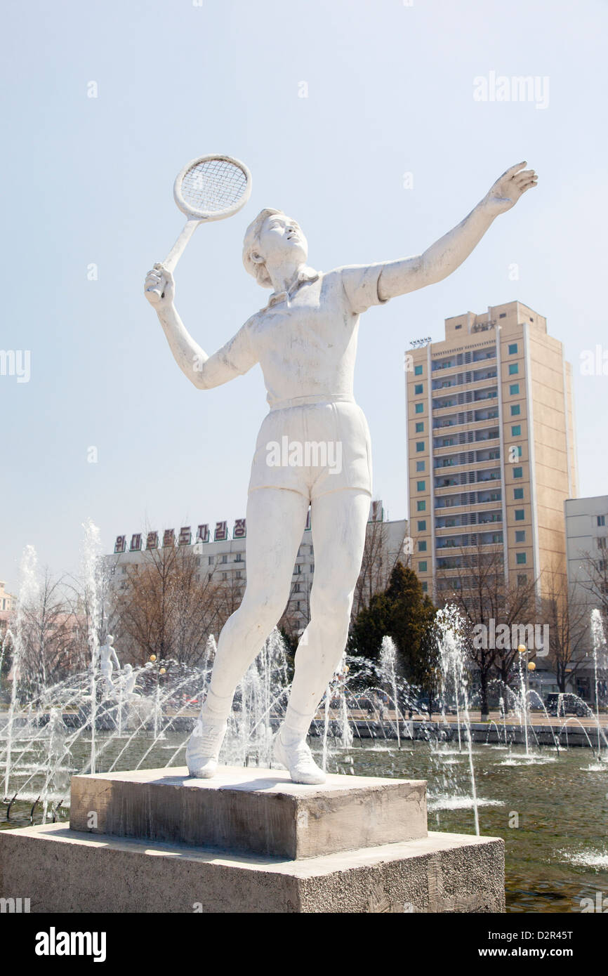 Fontaines en face de la salle de sports, le stade de Pyongyang Pyongyang, Corée du Nord Banque D'Images Fontaines en face de la salle de sports, le stade de Pyongyang Pyongyang, Corée du Nord Banque D'Images