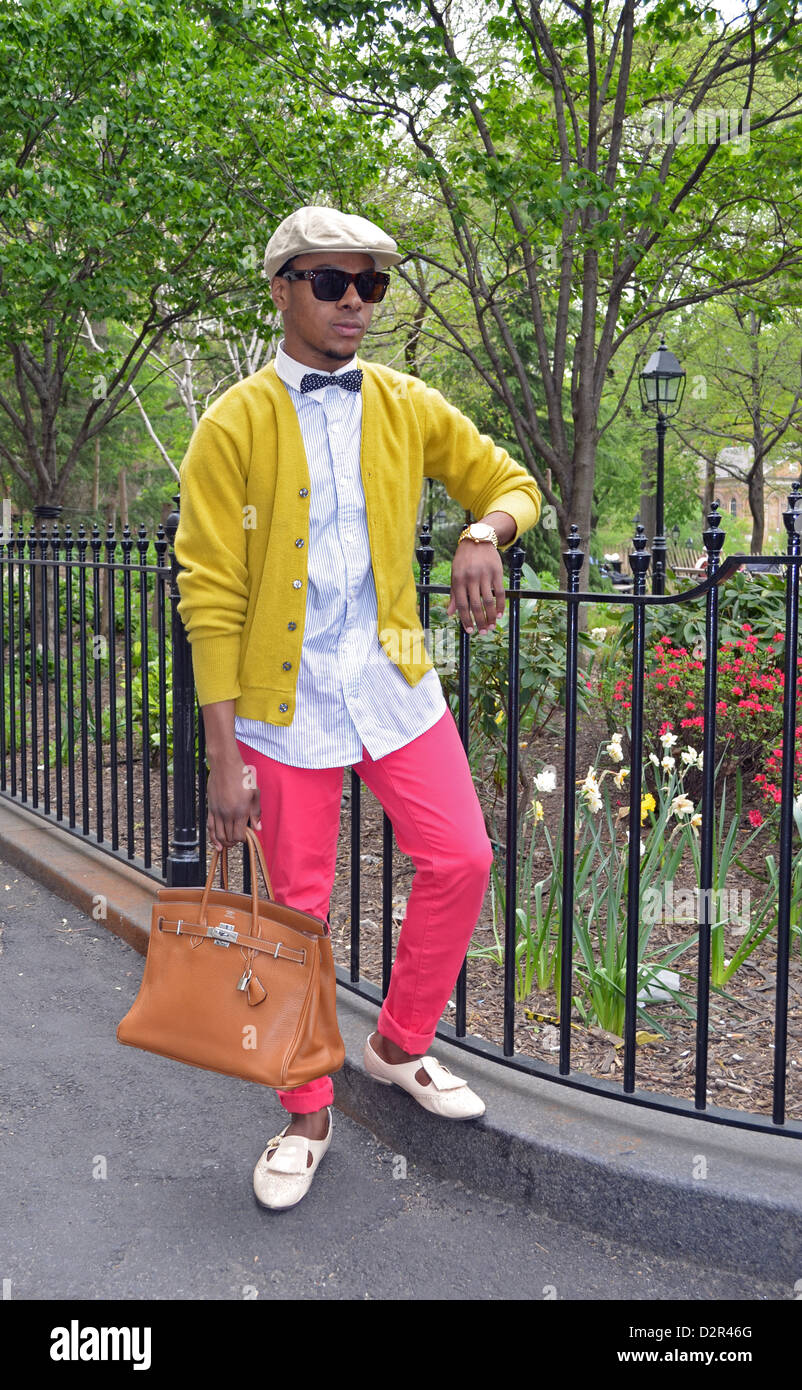 Portrait d'un jeune homme élégant pantalon en rose à Washington Square Park à Greenwich Village, New York City. Banque D'Images