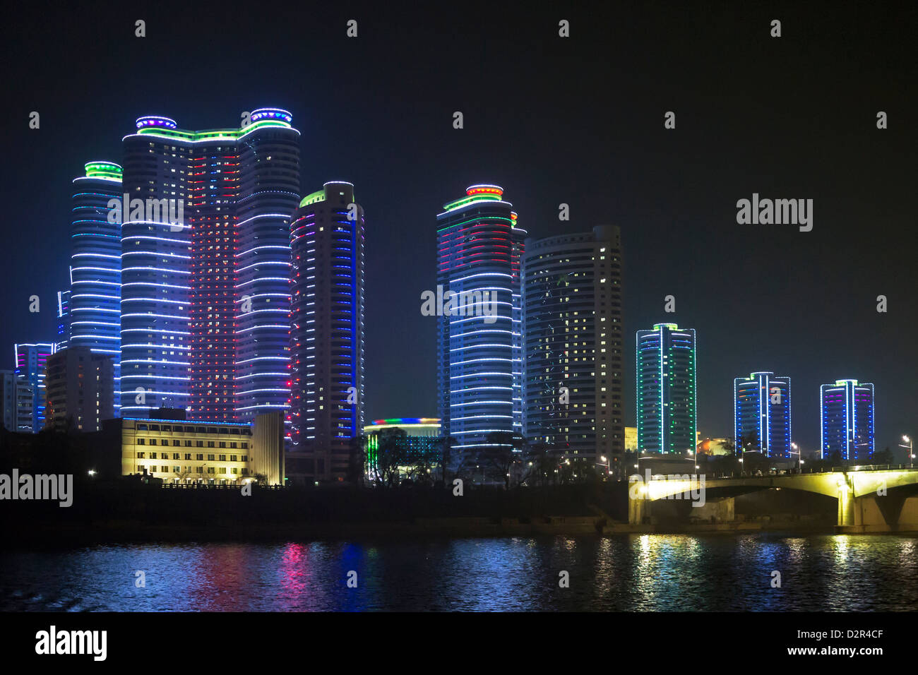 Appartements de centre-ville moderne illuminé la nuit, Pyongyang, République populaire démocratique de Corée (RPDC), la Corée du Nord, d'Asie Banque D'Images