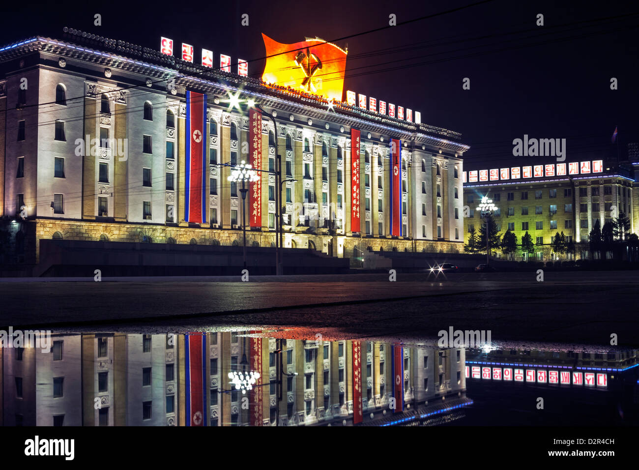 La Place Kim Il Sung, illuminé la nuit, Pyongyang, République populaire démocratique de Corée (RPDC), la Corée du Nord, d'Asie Banque D'Images