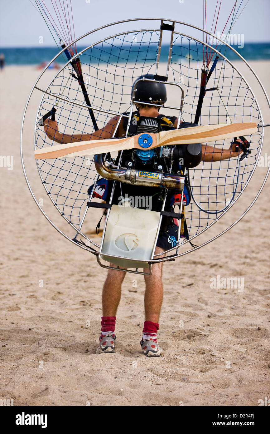 Homme debout avec un moteur deux temps pour powermotoring sur une plage espagnole Banque D'Images