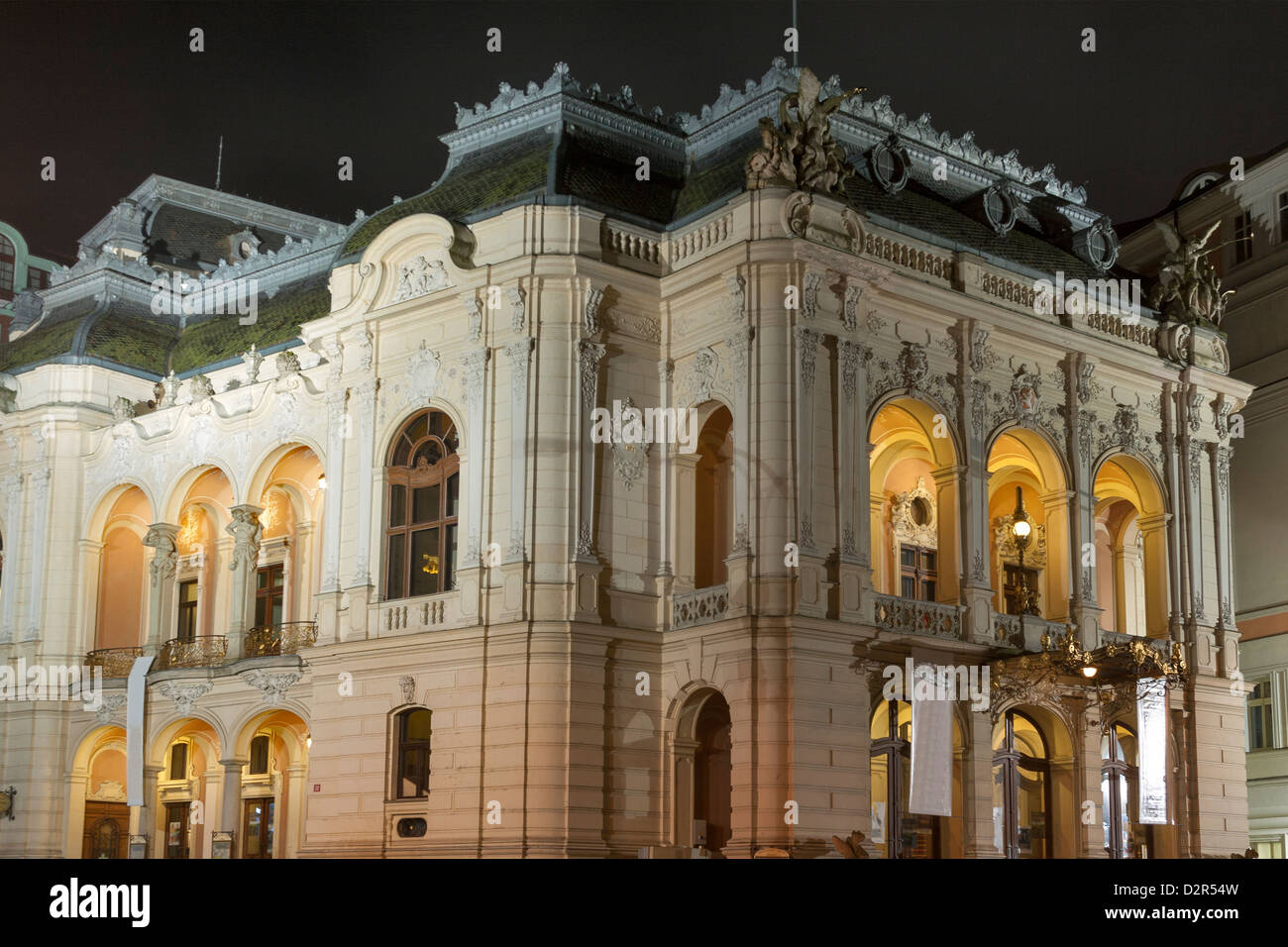 Vue de nuit sur la ville de Karlovy Vary l'Opéra Théâtre 1886 par l'architecte viennois Ferdinand Fellner et Hermann Helmer. Banque D'Images