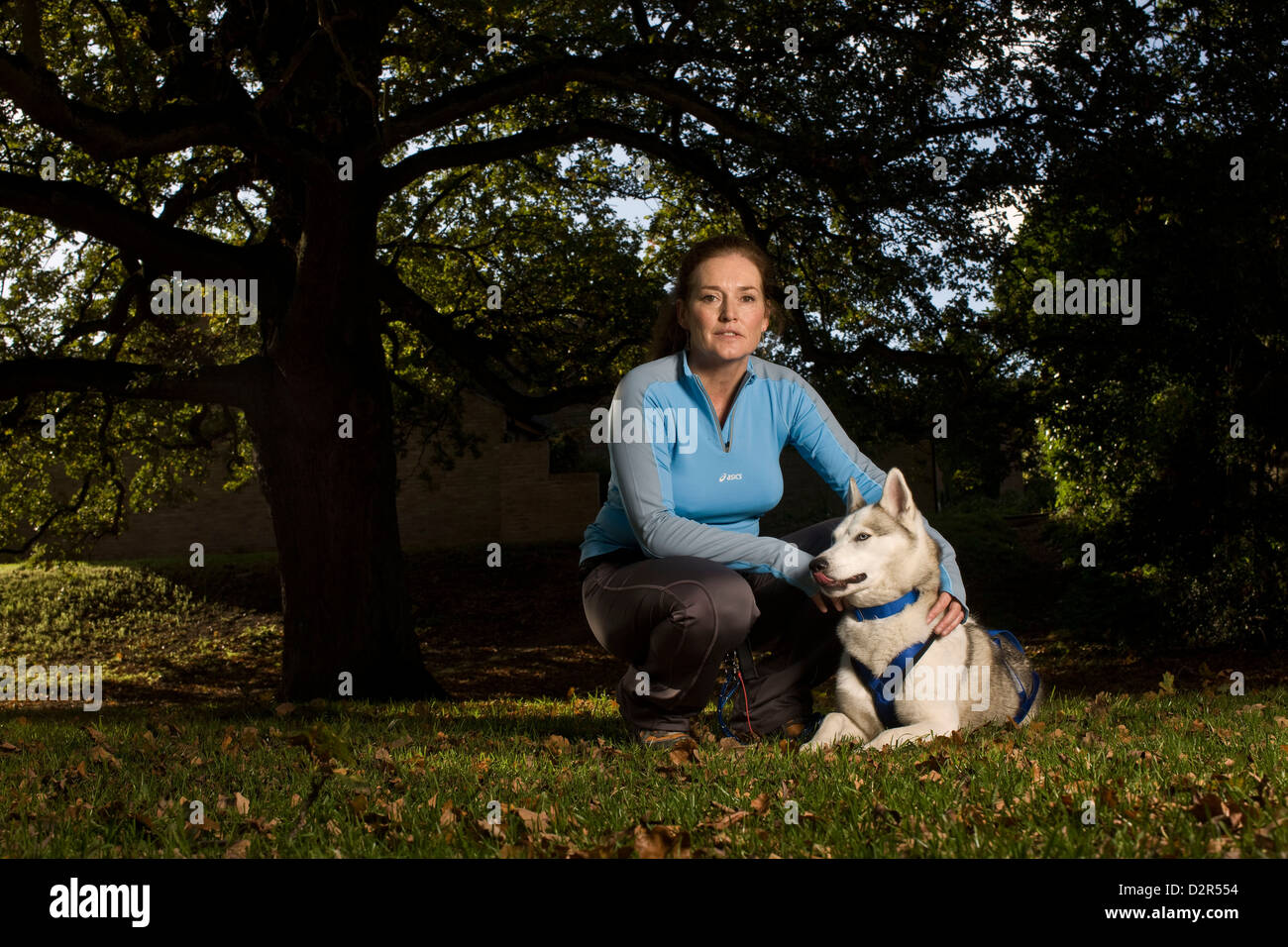 Femme avec chien husky dans park portrait Banque D'Images