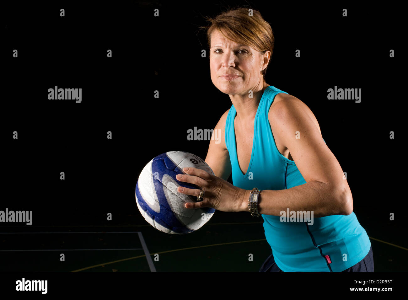 Le netball player holding ball anticiper lancer, copyspace Banque D'Images