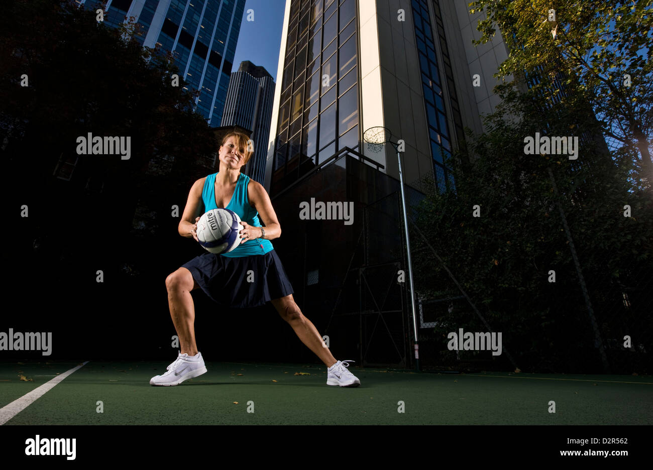 Le netball joueur sur terrain urbain holding ball Banque D'Images