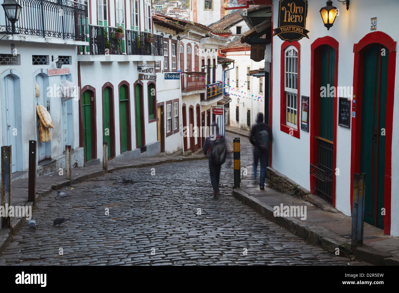 Promeneurs sur rue, Ouro Preto, UNESCO World Heritage Site, Minas Gerais, Brésil, Amérique du Sud Banque D'Images