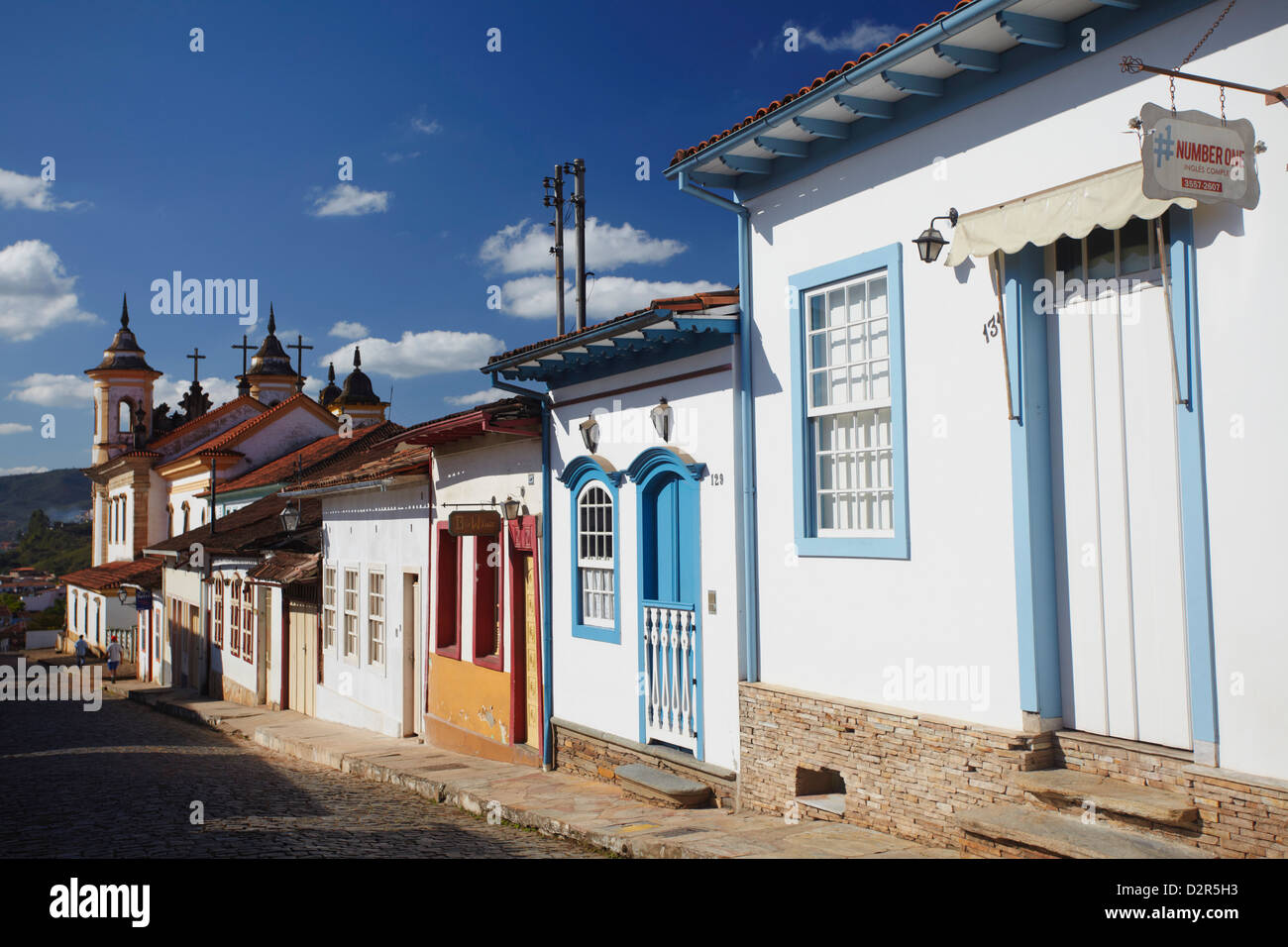 Les maisons coloniales et église de Nossa Senhora do Carmo, Mariana, Minas Gerais, Brésil, Amérique du Sud Banque D'Images