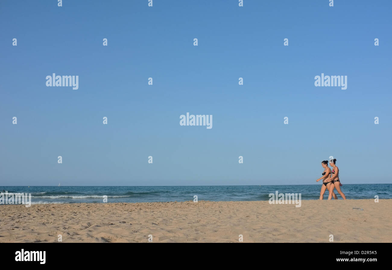 Deux femmes à pied le long de la plage de ville Oliva en Espagne Banque D'Images