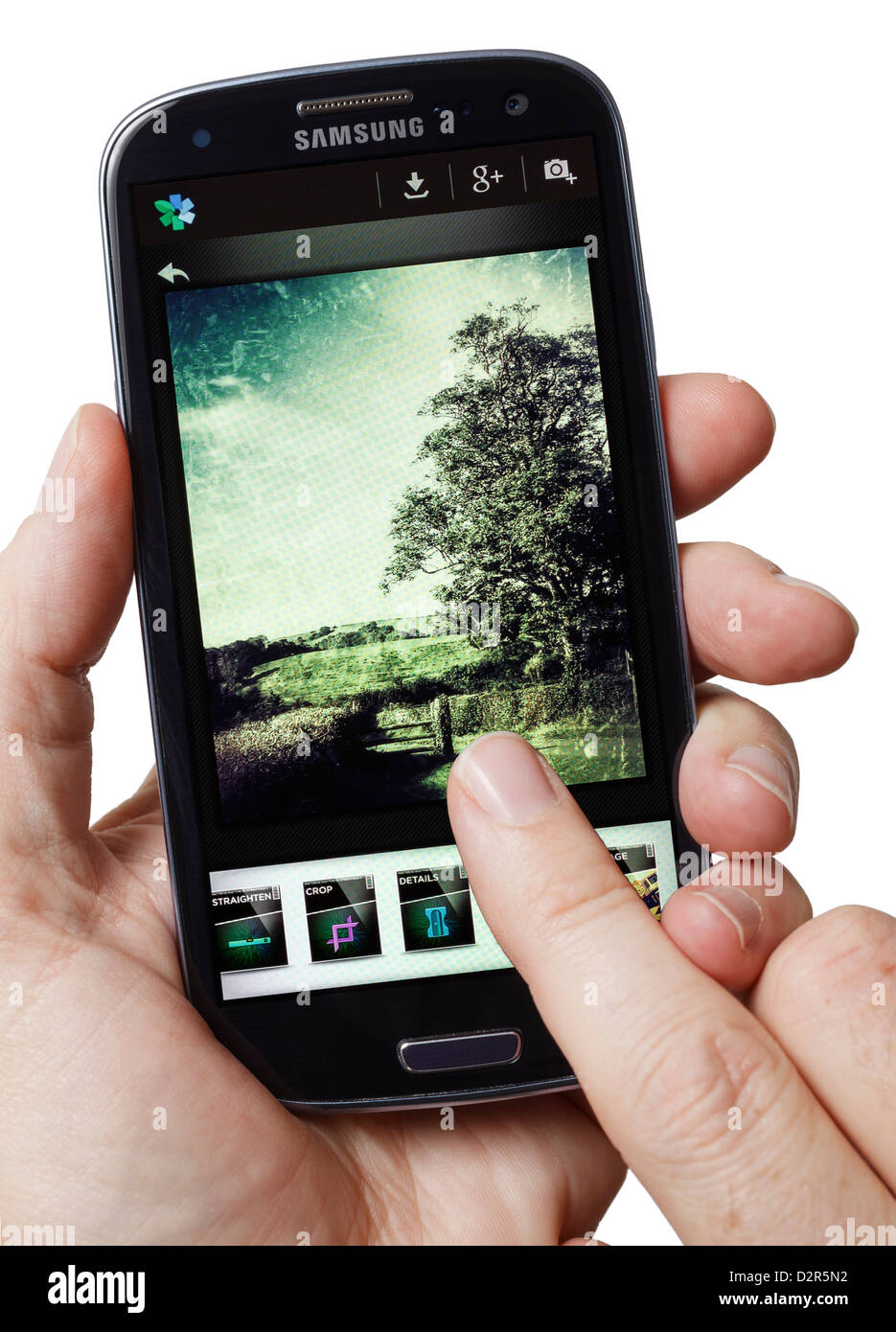 À l'aide d'une photo manipulation app sur un smartphone téléphone mobile smart phone Banque D'Images