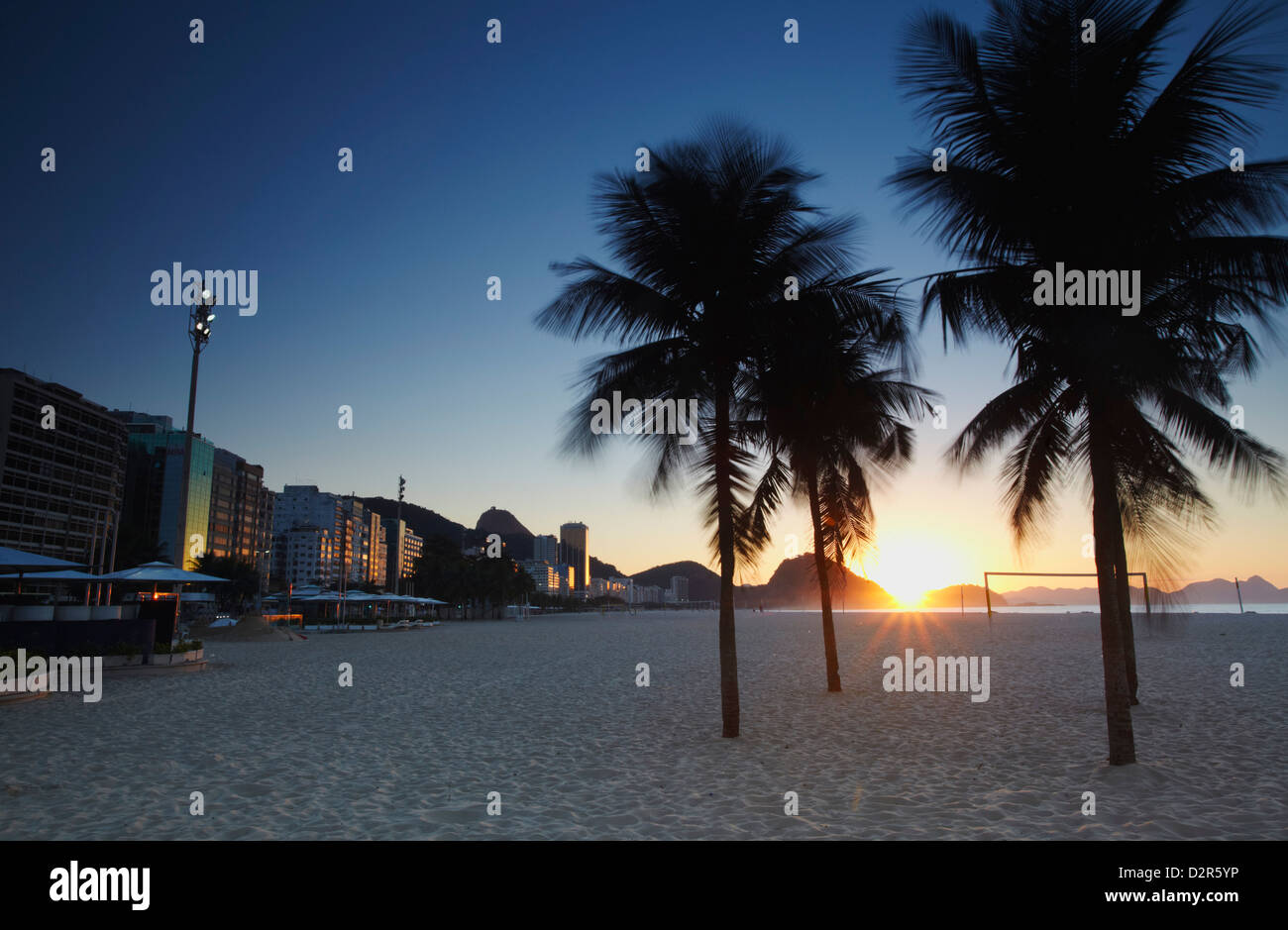 Lever du soleil sur la plage de Copacabana, Rio de Janeiro, Brésil, Amérique du Sud Banque D'Images