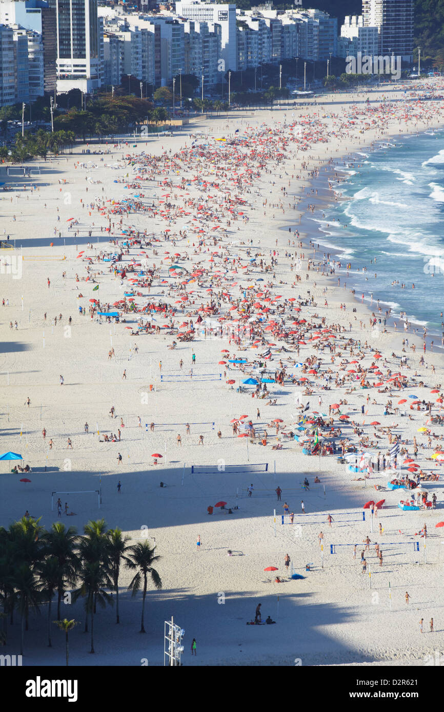 Sur la plage de Copacabana, Rio de Janeiro, Brésil, Amérique du Sud Banque D'Images
